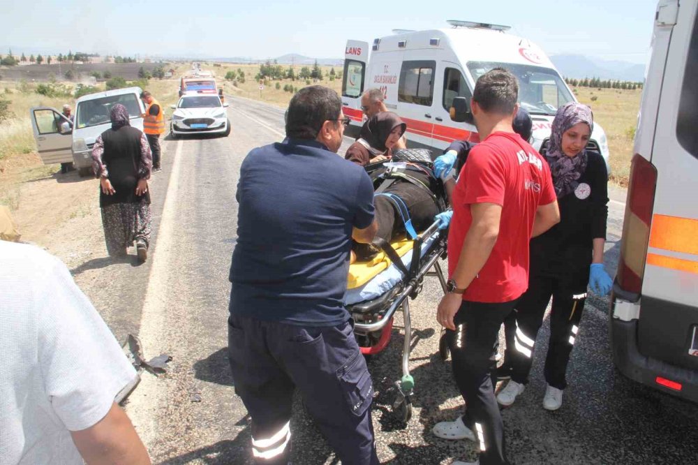 Beyşehir'de İki SUV Kafa Kafaya Çarpıştı: 9 Kişi Yaralandı