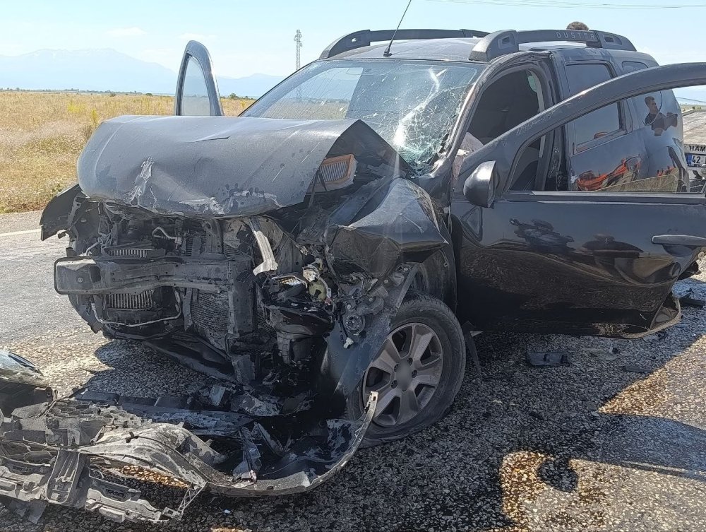 Beyşehir'de İki SUV Kafa Kafaya Çarpıştı: 9 Kişi Yaralandı