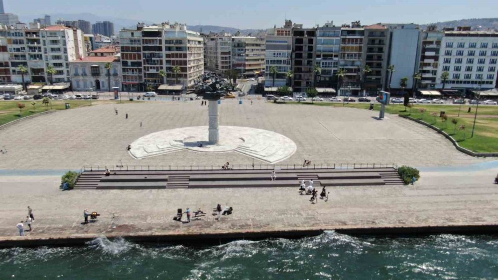 İzmir Kordon pandemi günlerine döndü! Kimse yok