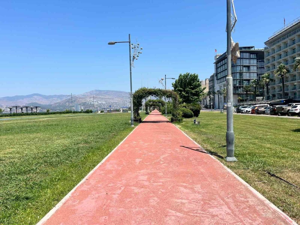 İzmir Kordon pandemi günlerine döndü! Kimse yok