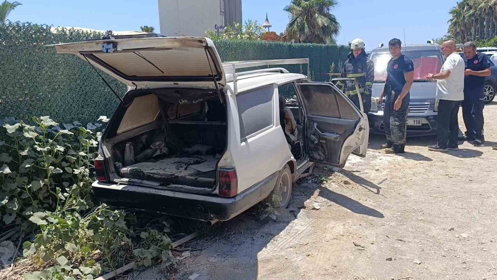 Otele ölçü almaya gitti, geri döndüğünde aracını yanmış halde buldu