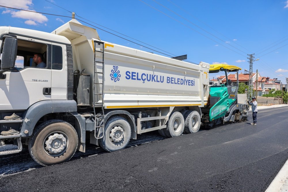 Selçuklu’da Ulaşım Konforu Artıyor: İki Sokağa Bin 50 Ton Sıcak Asfalt