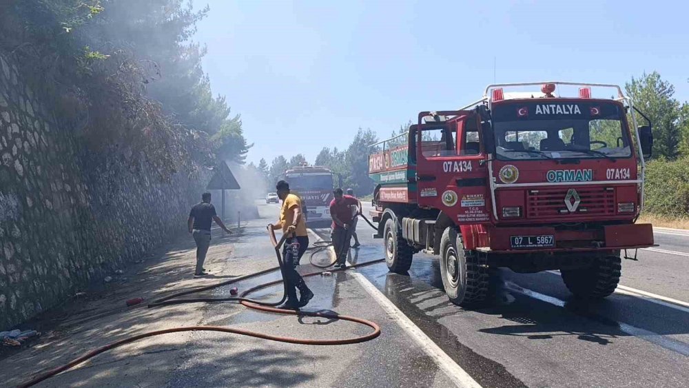 Tatil Dönüşü Faciadan Dönüldü: Alev Alev Yanan Otomobilden Son Anda Kurtuldular