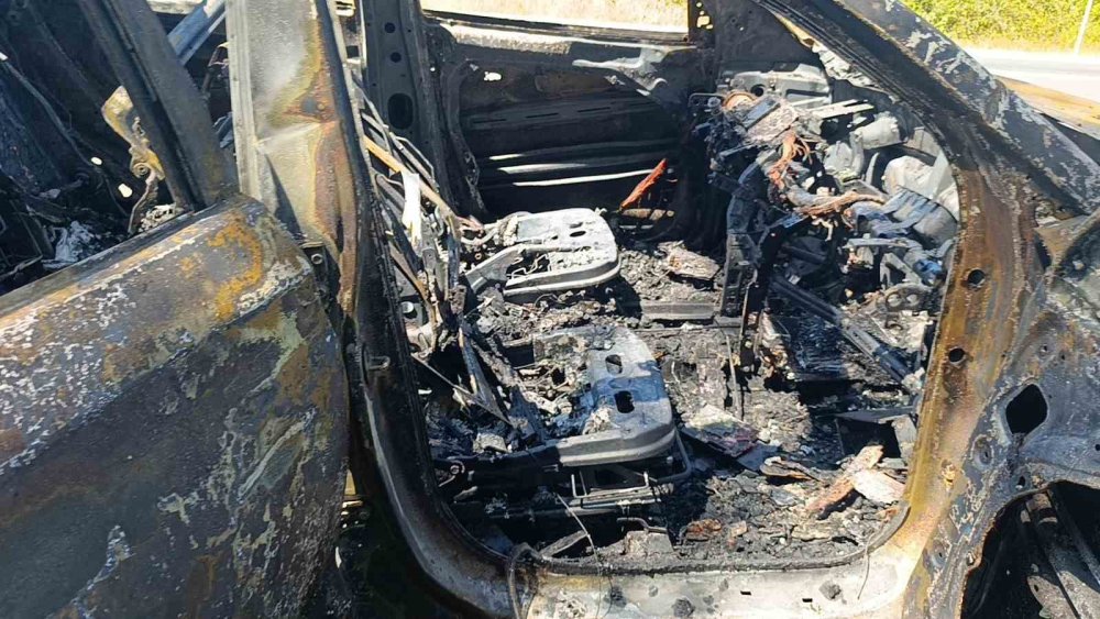 Tatil Dönüşü Faciadan Dönüldü: Alev Alev Yanan Otomobilden Son Anda Kurtuldular