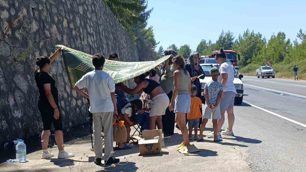 Tatil Dönüşü Faciadan Dönüldü: Alev Alev Yanan Otomobilden Son Anda Kurtuldular
