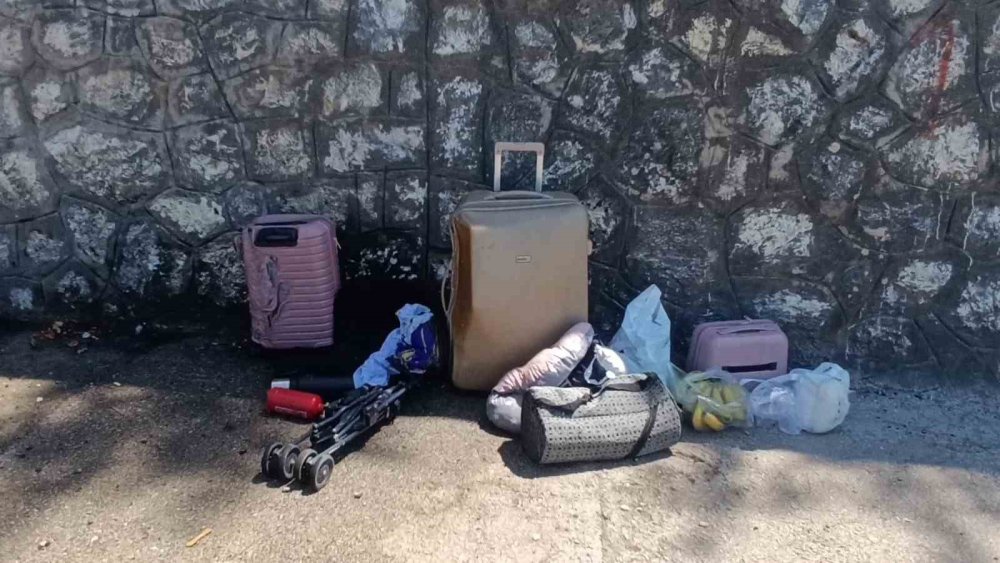 Tatil Dönüşü Faciadan Dönüldü: Alev Alev Yanan Otomobilden Son Anda Kurtuldular