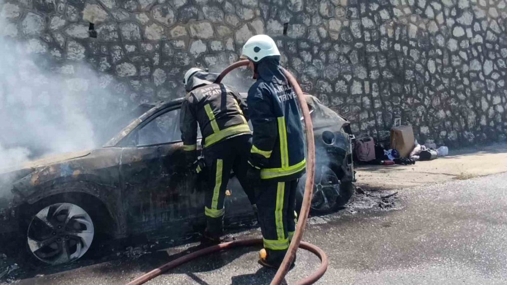 Tatil Dönüşü Faciadan Dönüldü: Alev Alev Yanan Otomobilden Son Anda Kurtuldular