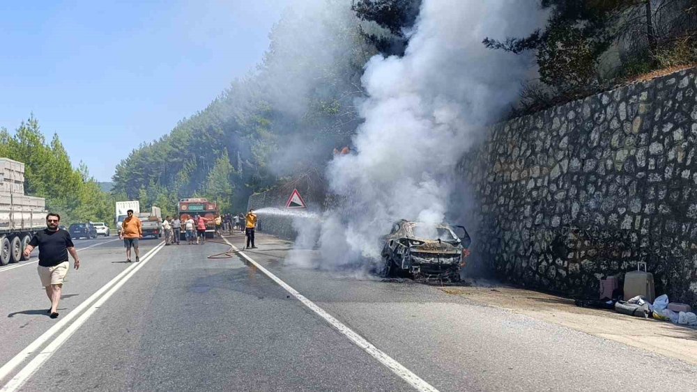 Tatil Dönüşü Faciadan Dönüldü: Alev Alev Yanan Otomobilden Son Anda Kurtuldular