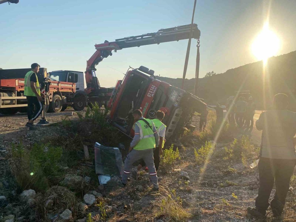 Akseki'deki orman yangınına su götüren tanker kaza yaptı