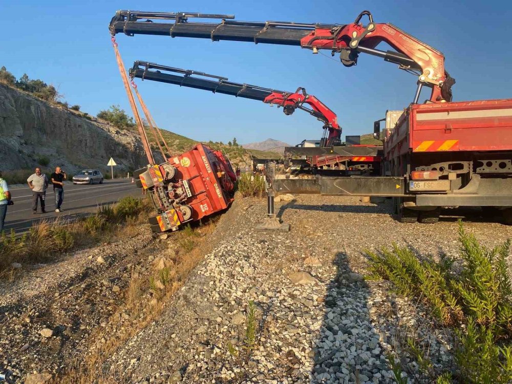 Akseki'deki orman yangınına su götüren tanker kaza yaptı