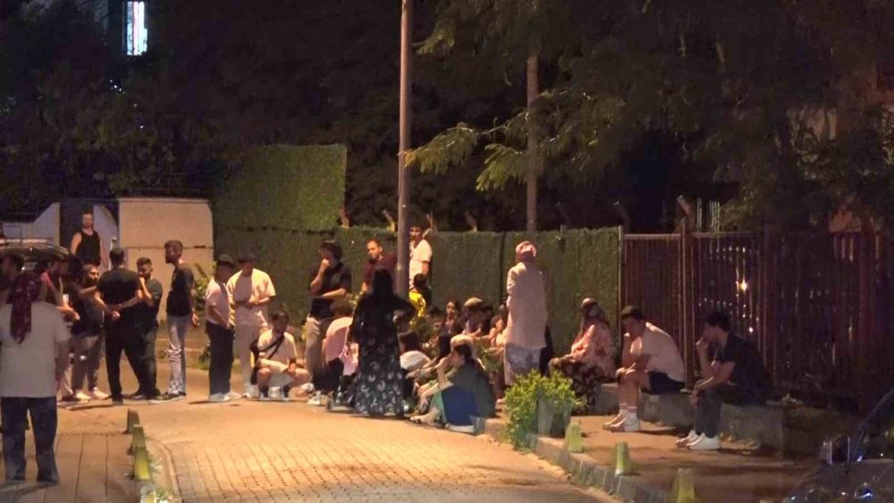 Fatih’te 4 katlı binada çıkan yangında bir itfaiye eri yaralandı
