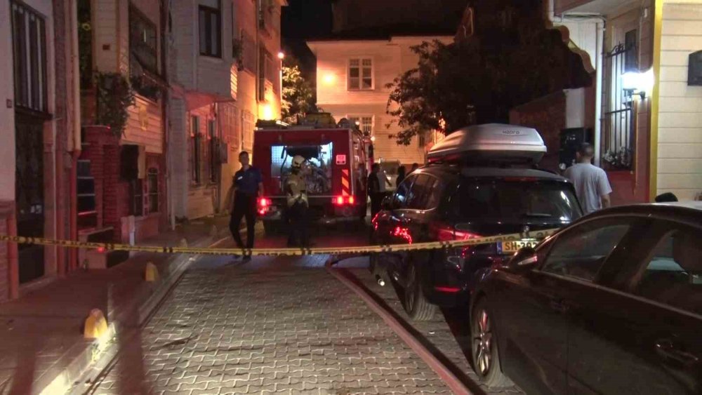 Fatih’te 4 katlı binada çıkan yangında bir itfaiye eri yaralandı