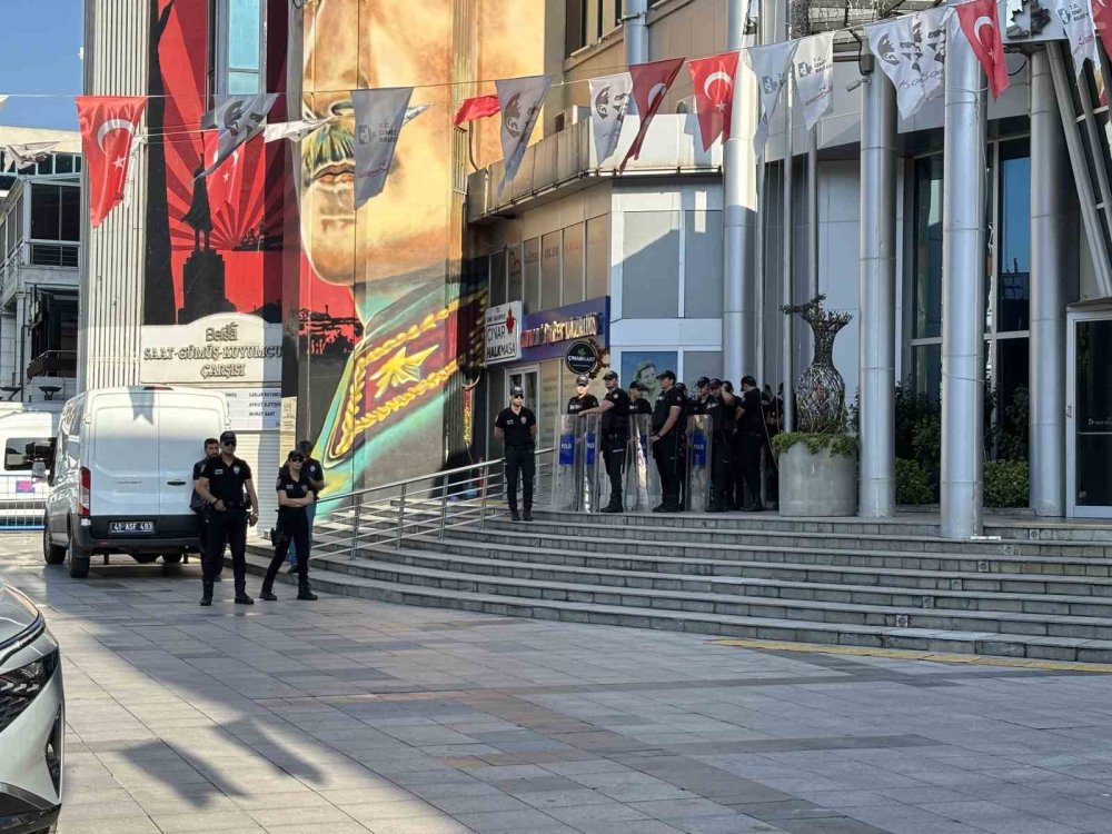 İzmit Belediyesine Operasyon: Başkan Hürriyet ve Eşi Gözaltına Alındı