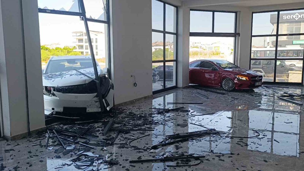 Çarpışan otomobiller iki ayrı kapıdan iş yerine girdi