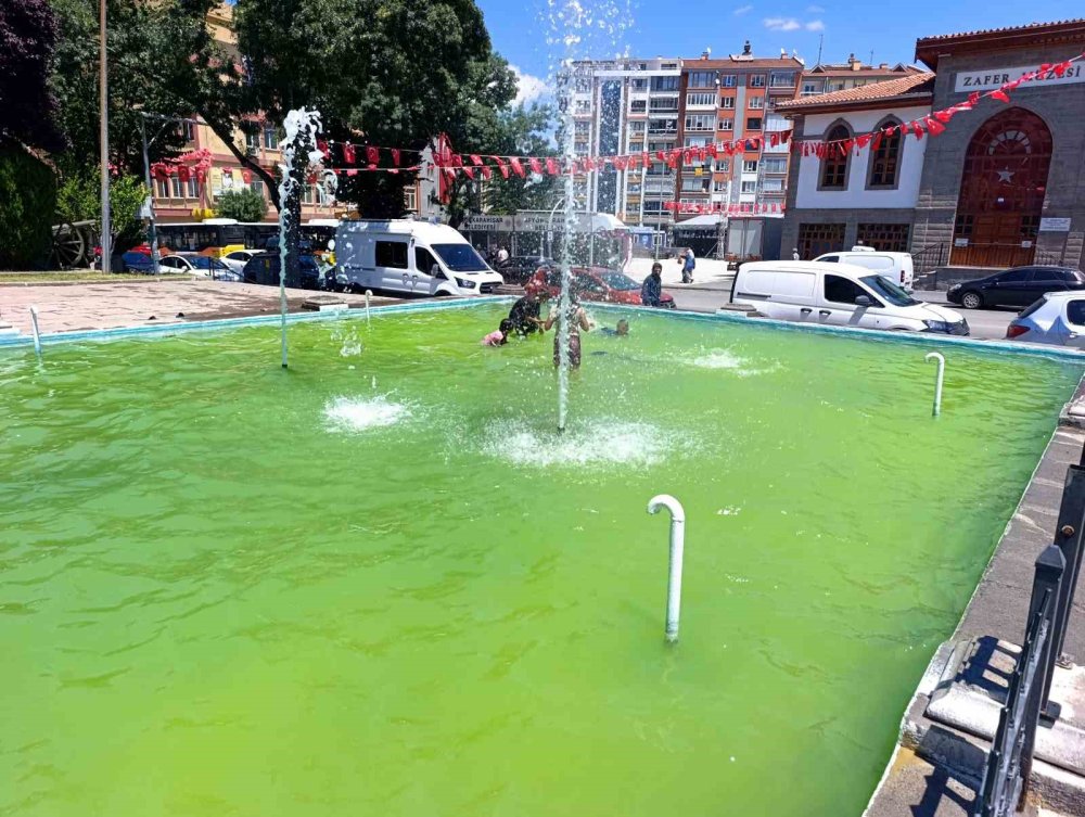 Sıcaklardan Kaçan Çocuklar Süs Havuzunda Tehlikeye Meydan Okudu