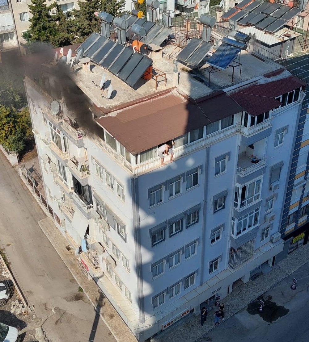 Terastaki yangında can pazarı: Pencerede kurtulmayı beklediler