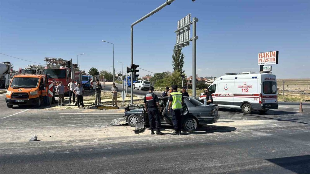 Aksaray-Konya Karayolunda Otomobil Vince Çarptı, 3 Ağır Yaralı
