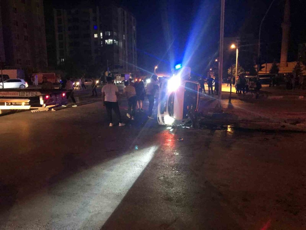 Başka araca çarptı, kontrolden çıkıp yan yattı