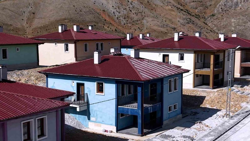 Bakan Kurum, depremden sonra inşa edilen köy evlerini paylaştı