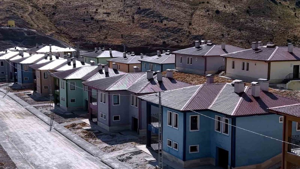 Bakan Kurum, depremden sonra inşa edilen köy evlerini paylaştı