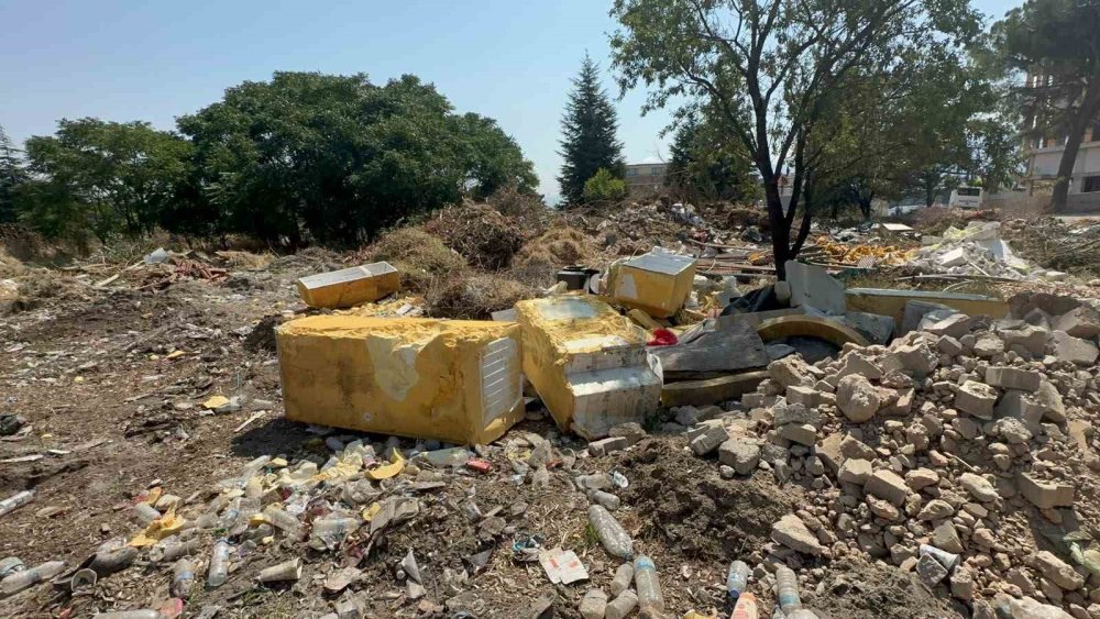 Skandal: Belediye Kendi Arkasını Çöplüğe Çevirdi