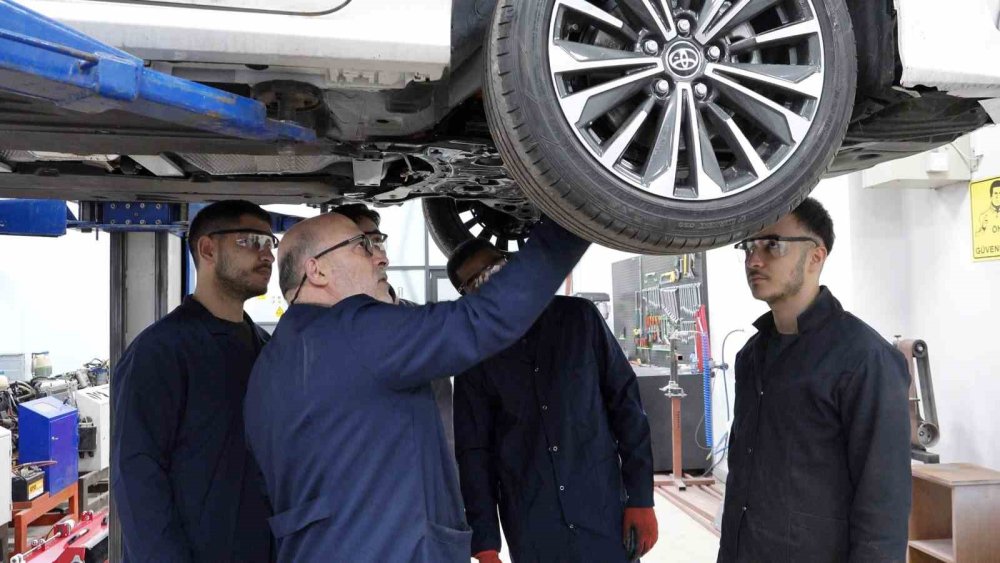 YÖK'ün Yeni Modeli Konya'da Başlıyor: Öğrencilere İş Kapısı Açıldı