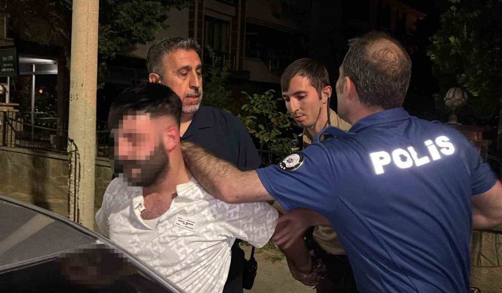 Direksiyon Hakimiyetini Kaybetti, Lokanta Duvarına Çarptı: Ortalık Karıştı!