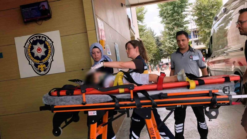 Sürgülü demir kapının altında kalan 3 yaşındaki çocuk ağır yaralandı