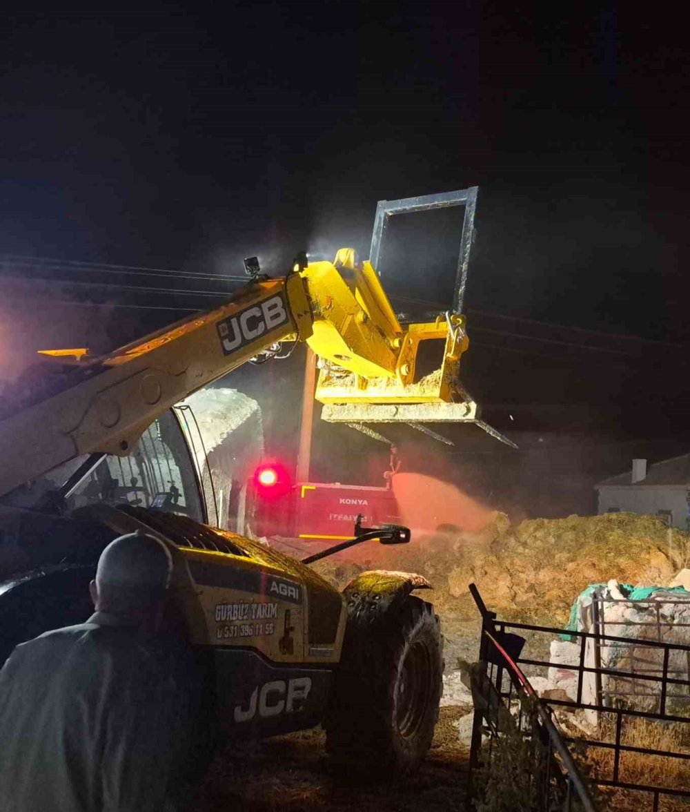 Konya'da Saman Balyası Yangını Paniğe Yol Açtı: 10 Ton Saman Kül Oldu