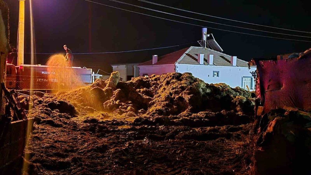 Konya'da Saman Balyası Yangını Paniğe Yol Açtı: 10 Ton Saman Kül Oldu