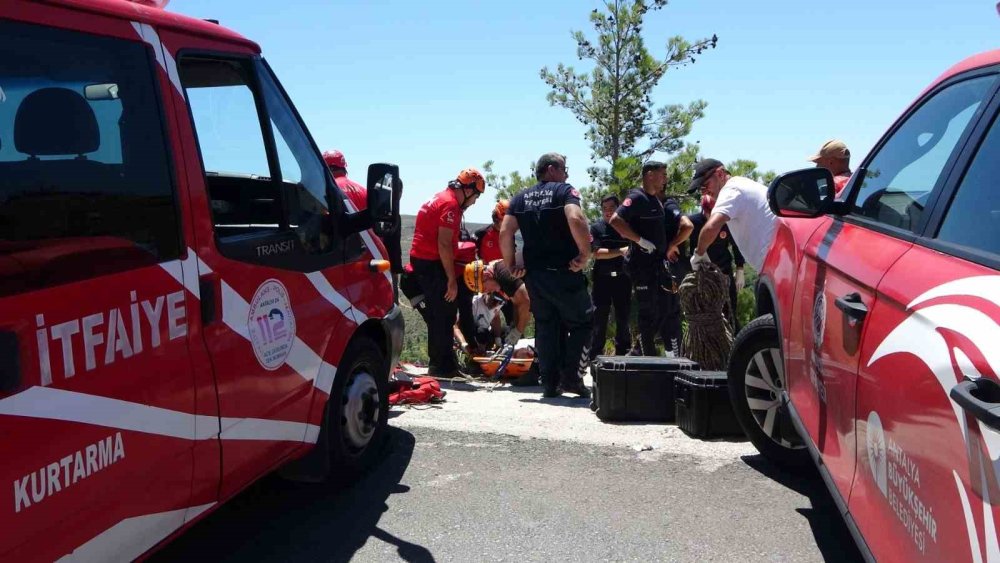 Antalya'da feci kaza: 150 metrelik uçuruma yuvarlanan Konya plakalı araçta 5 kişi yaşamını yitirdi