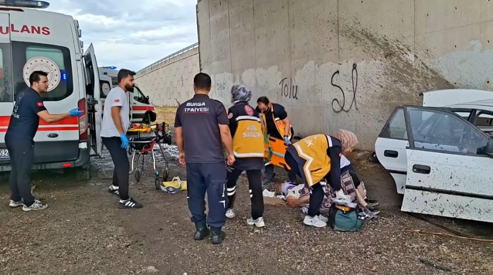 Beton duvara çarpan otomobilde 3 kişi hayatını kaybetti