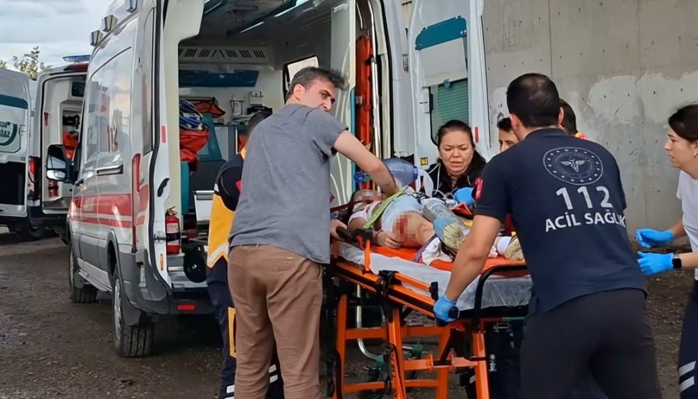 Beton duvara çarpan otomobilde 3 kişi hayatını kaybetti