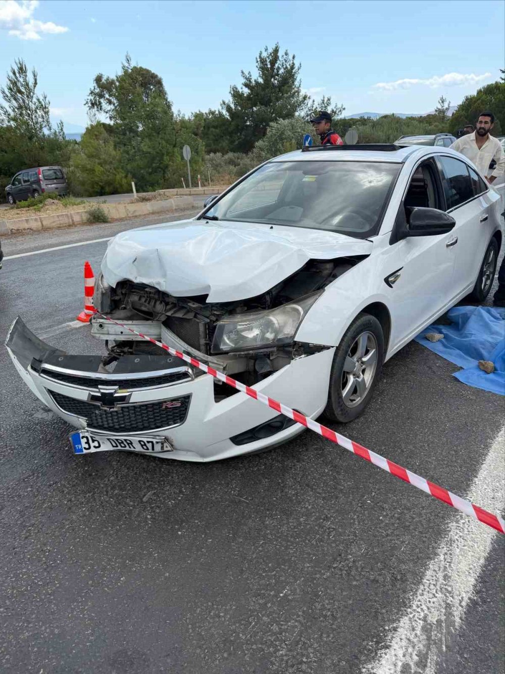 İzmir’de iki otomobil çarpıştı: 1 ölü, 5 yaralı