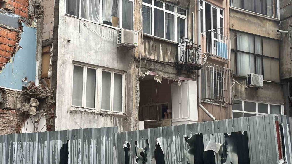Korkutan Olay: Binanın Duvarı Çöktü, Mahalleli Deprem Oldu Sandı