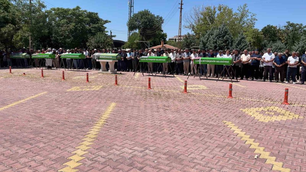 Feci Kazada Yok Olan Aile Konya'da Gözyaşlarıyla Uğurlandı