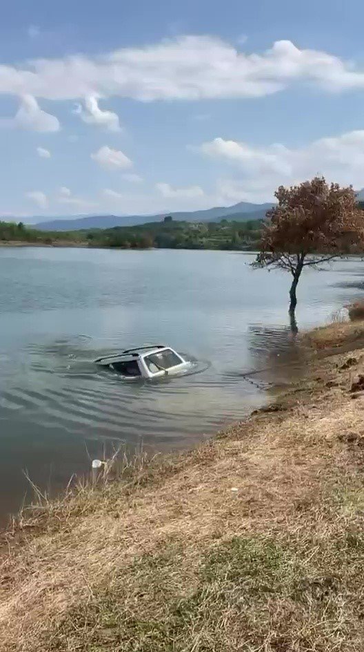 Kahraman Vatandaş Ekipmansız Daldı! Baraja Uçan Araç Kurtarıldı