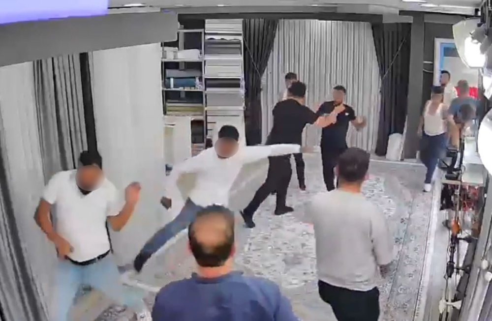 Sokaktaki Kavga İş Yerine Taşındı: Bıçaklı Ve Sopalı Grup Dükkanı Bastı