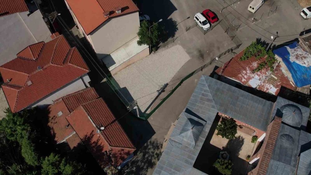 Tarihi Mezarın Üzeri Çakılla Kaplandı: Tepki Yağdı