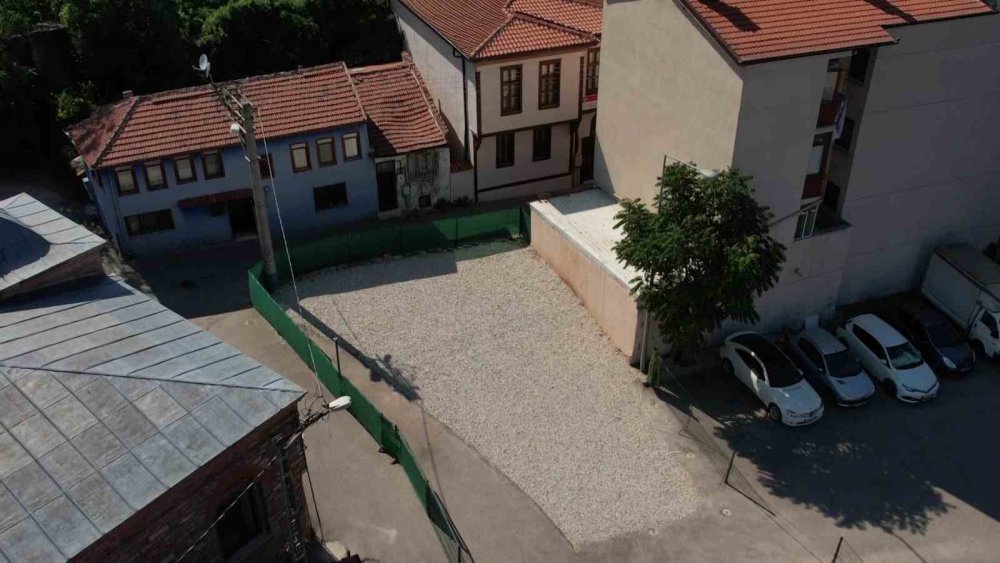 Tarihi Mezarın Üzeri Çakılla Kaplandı: Tepki Yağdı