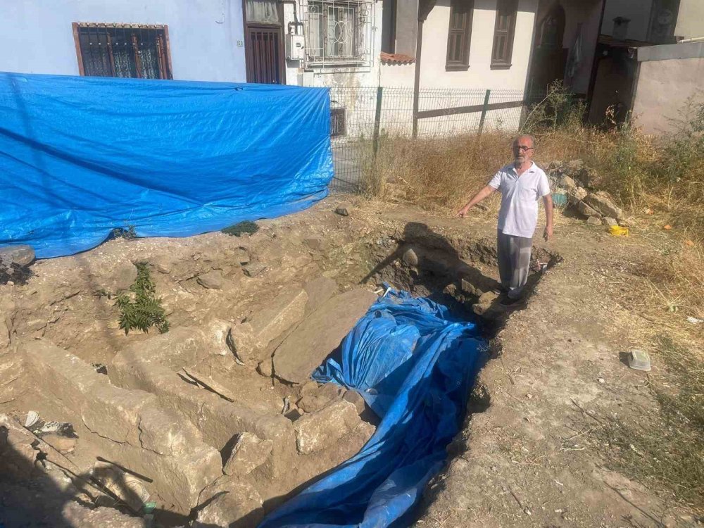 Tarihi Mezarın Üzeri Çakılla Kaplandı: Tepki Yağdı