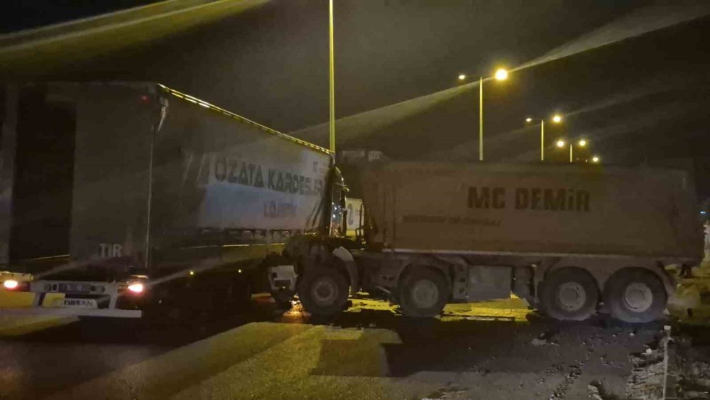 Ankara’da hafriyat kamyonu tıra yandan çarptı: 1 yaralı
