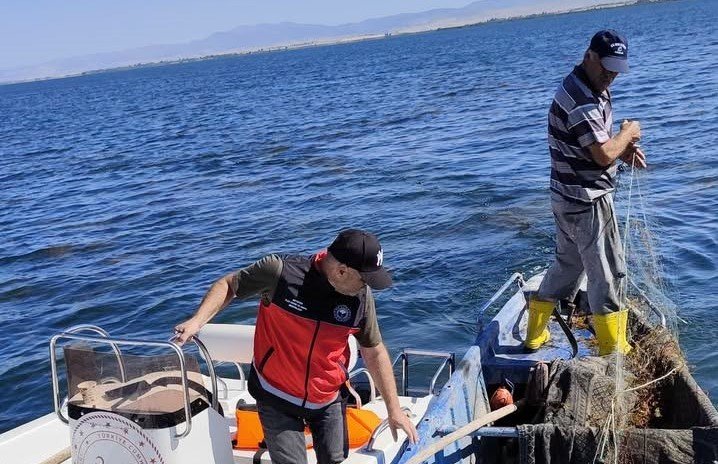 Beyşehir’de hem gölden hem karadan denetimler