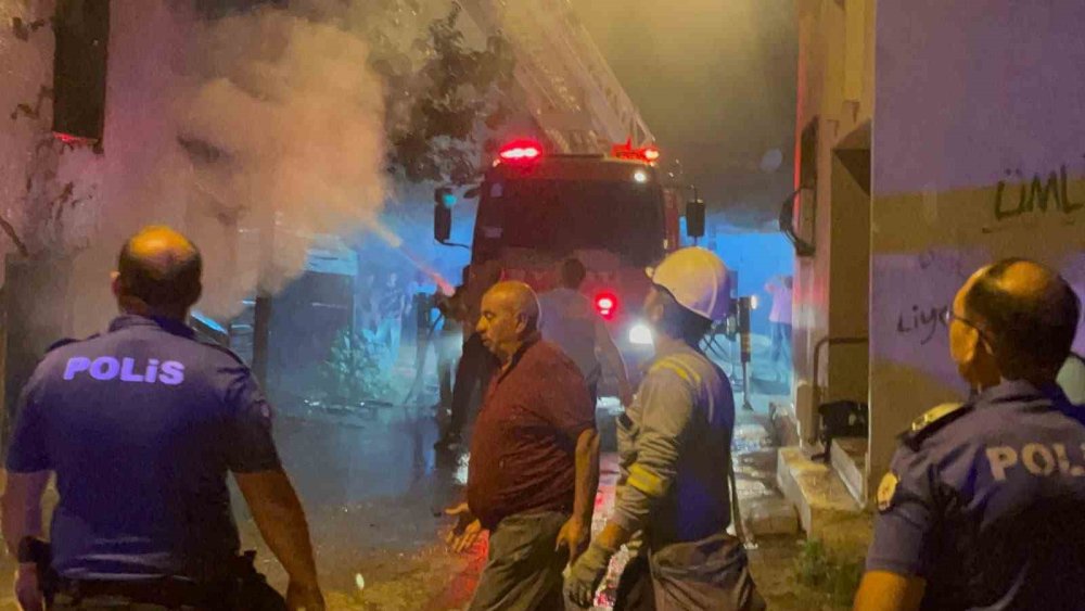 Metruk evde çıkan yangın mahalleliyi sokağa döktü