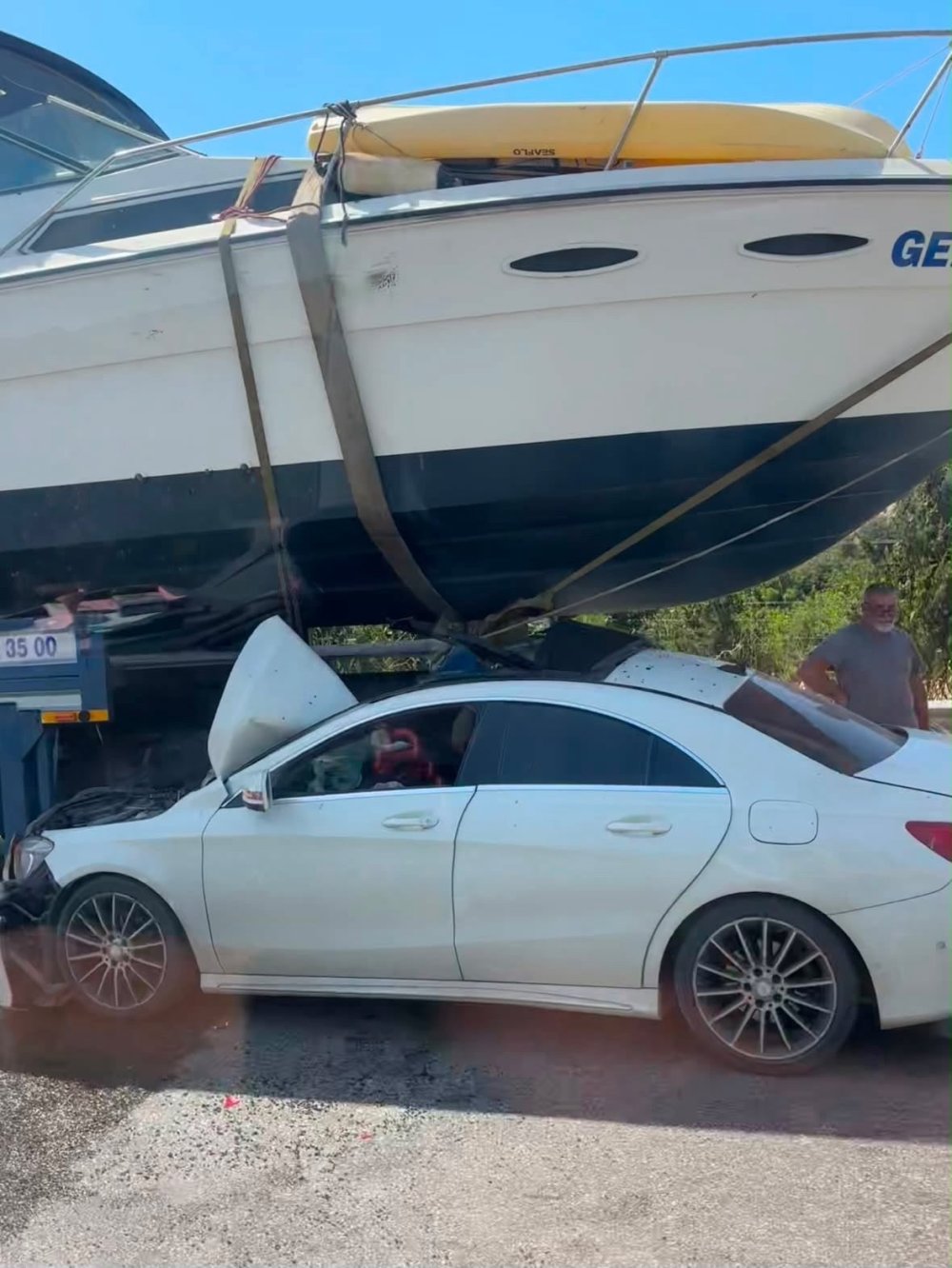 Otomobil tekneyle çarpıştı