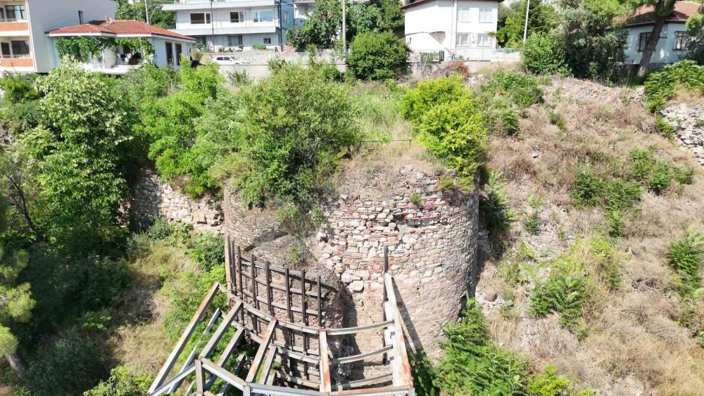 Asırlık sur kalıntıları otların arasında kayboldu