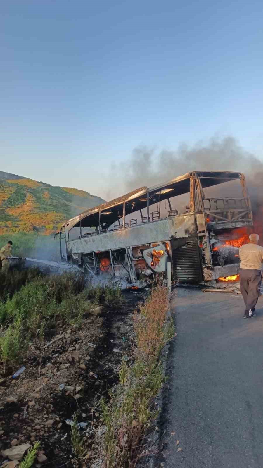 Tünel Çıkışında Can Pazarı! Konya Plakalı Otobüs Küle Döndü
