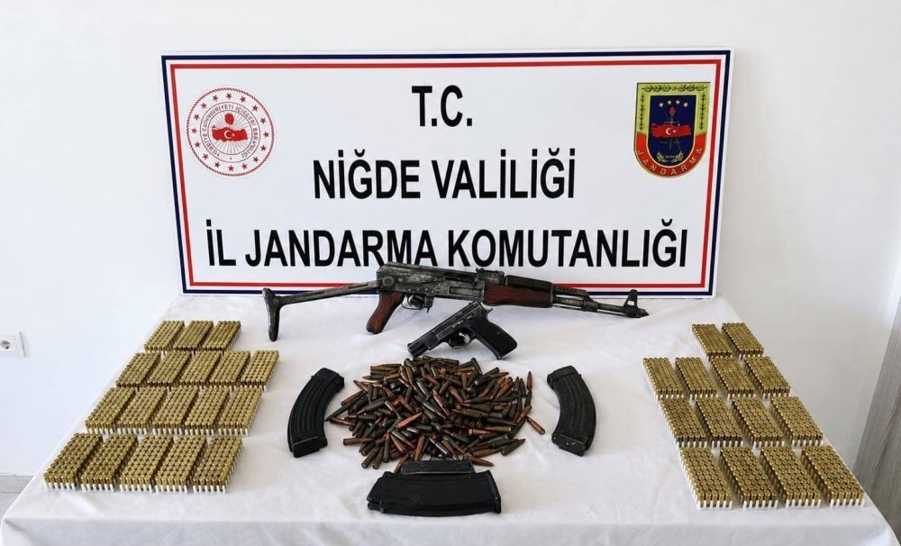 Niğde’de bir evde AK-47 kalaşnikof tüfek çıktı