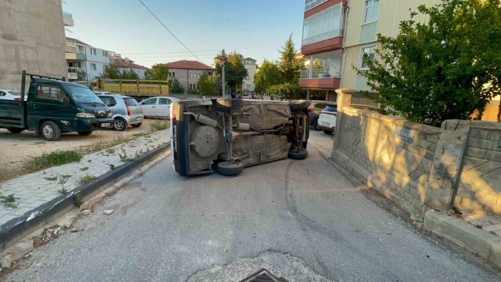 Kaldırıma çarptı, yan yattı: Sürücünün burnu bile kanamadı