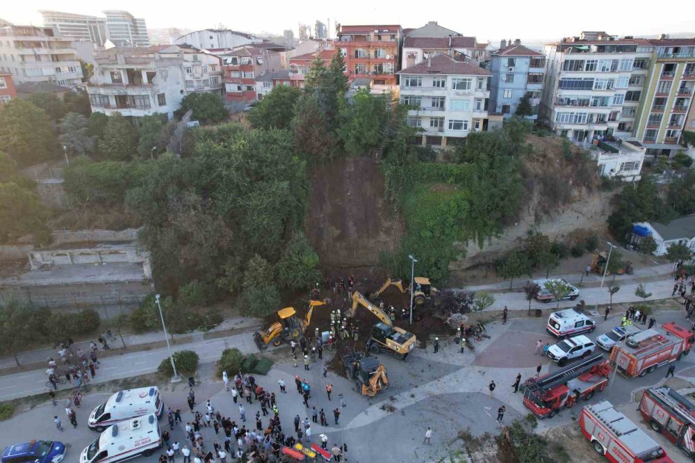 Büyükçekmece Sahilinde Korkutan Göçük! Anne ve Çocuk İddiası Ekipleri Alarma Geçirdi